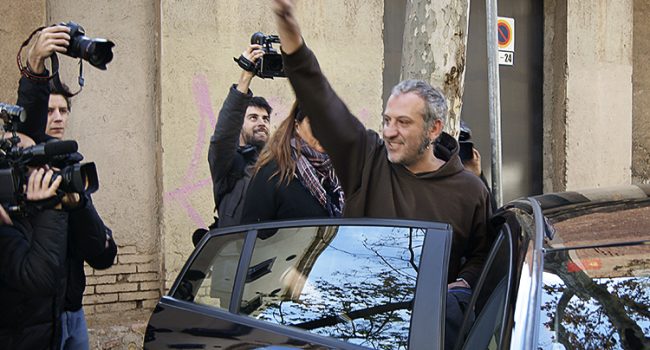 Ivan Altimira en el moment de ser detingut davant la seu del districte de Sant Andreu, del qual és conseller. Foto: Directa