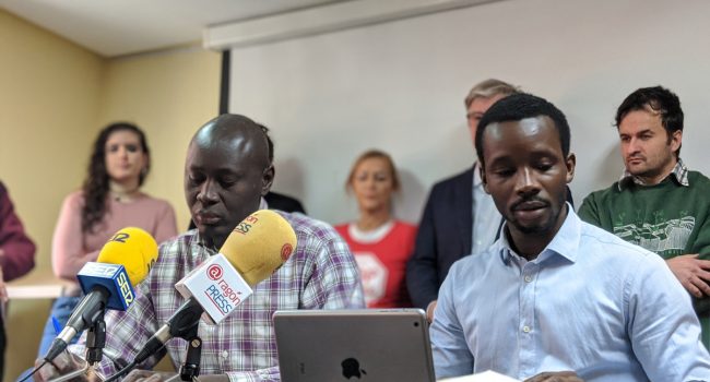 Idrissa Gueye, sentado a la izquierda, arropado por representantes de decenas de colectivos sociales y políticos zaragozanos durante la rueda de prensa previa a su juicio en marzo de 2020. Foto: Iker G. Izagirre.