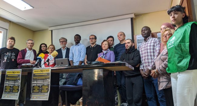 Idrissa junto a representantes de algunos de los colectivos firmantes del manifiesto. Foto: Iker G. Izagirre.