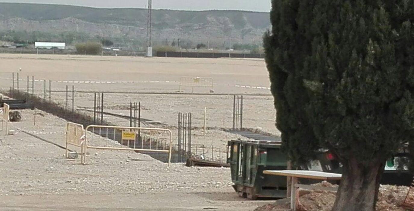 Imagen de los trabajos de cimentación en Torre Village que ya tuvieron que ser parados al carecer de licencia hace un año.