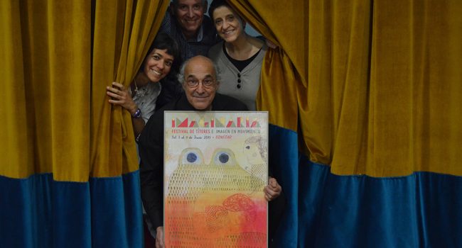 La ilustradora Rosa Mai junto con el concejal de Cultura Juan Carlos García, y los directores artísticos de Los Titiriteros de Binéfar, Paco Paricio y Pilar Amoros, tras el telón del Teatro binefarense.