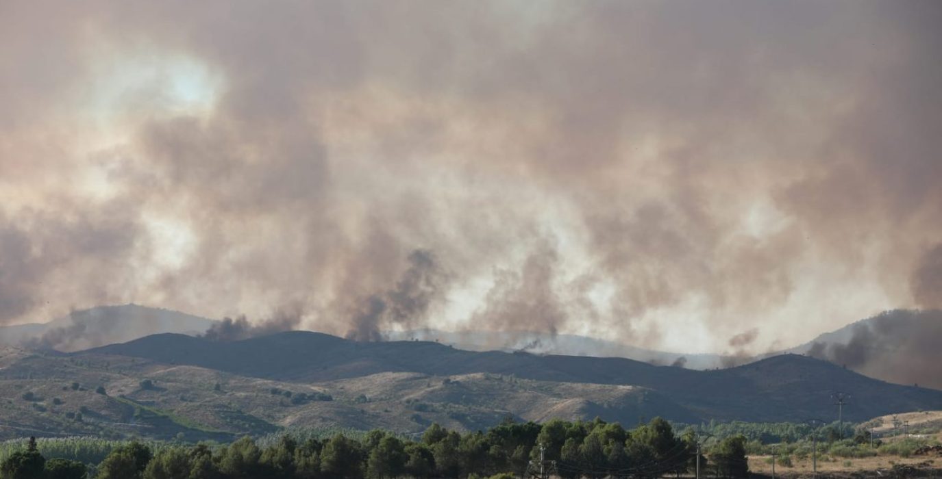 el monte de Ateca a lo lejos con el humo subiendo al cielo Aragón