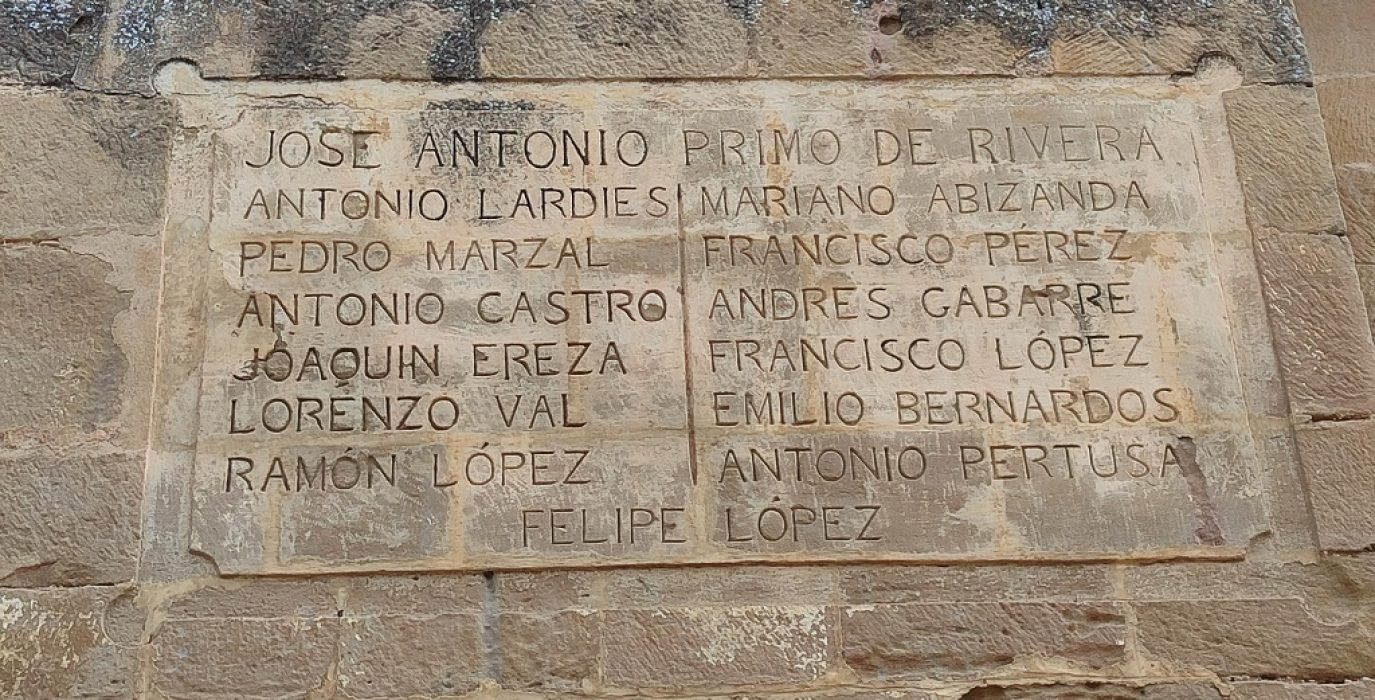 Incumplimiento flagrante de la Ley de Memoria Democrática en la fachada de la iglesia de Sesa -Plana de Uesca- | Foto: CHA