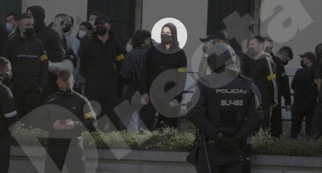 El agente infiltrado en un cordón de seguridad en una manifestación antifascista en València (1 de mayo de 2021) | Foto: La Directa