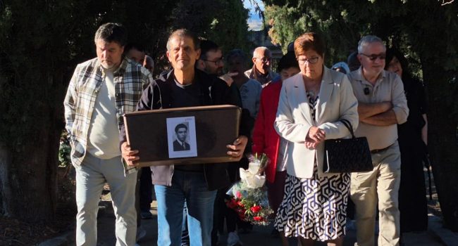 Familiares portan los restos del Joaquín Sancho Margelí durante el acto de inhumación en Alcañiz | Foto: ARMH