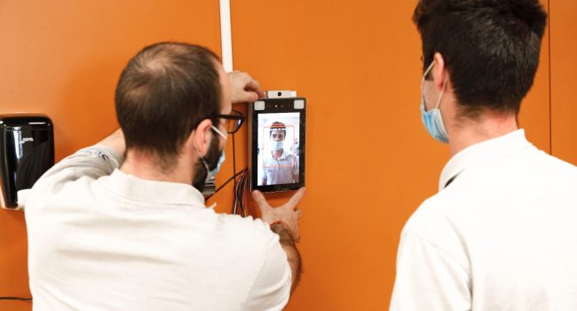 Instalación de medidores de temperatura en la sede del IASS en la plaza del Pilar. Foto: DGA