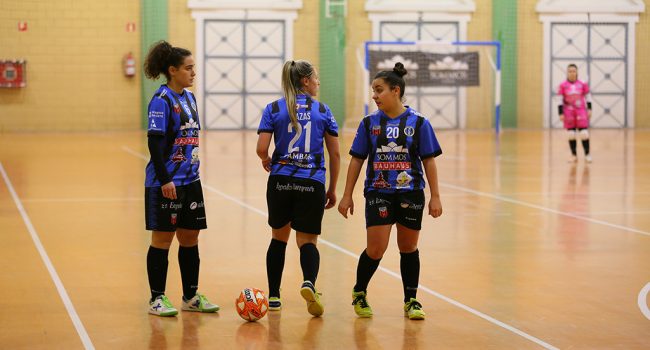 Jugadoras del Intersala10 esperando al partido en la pista