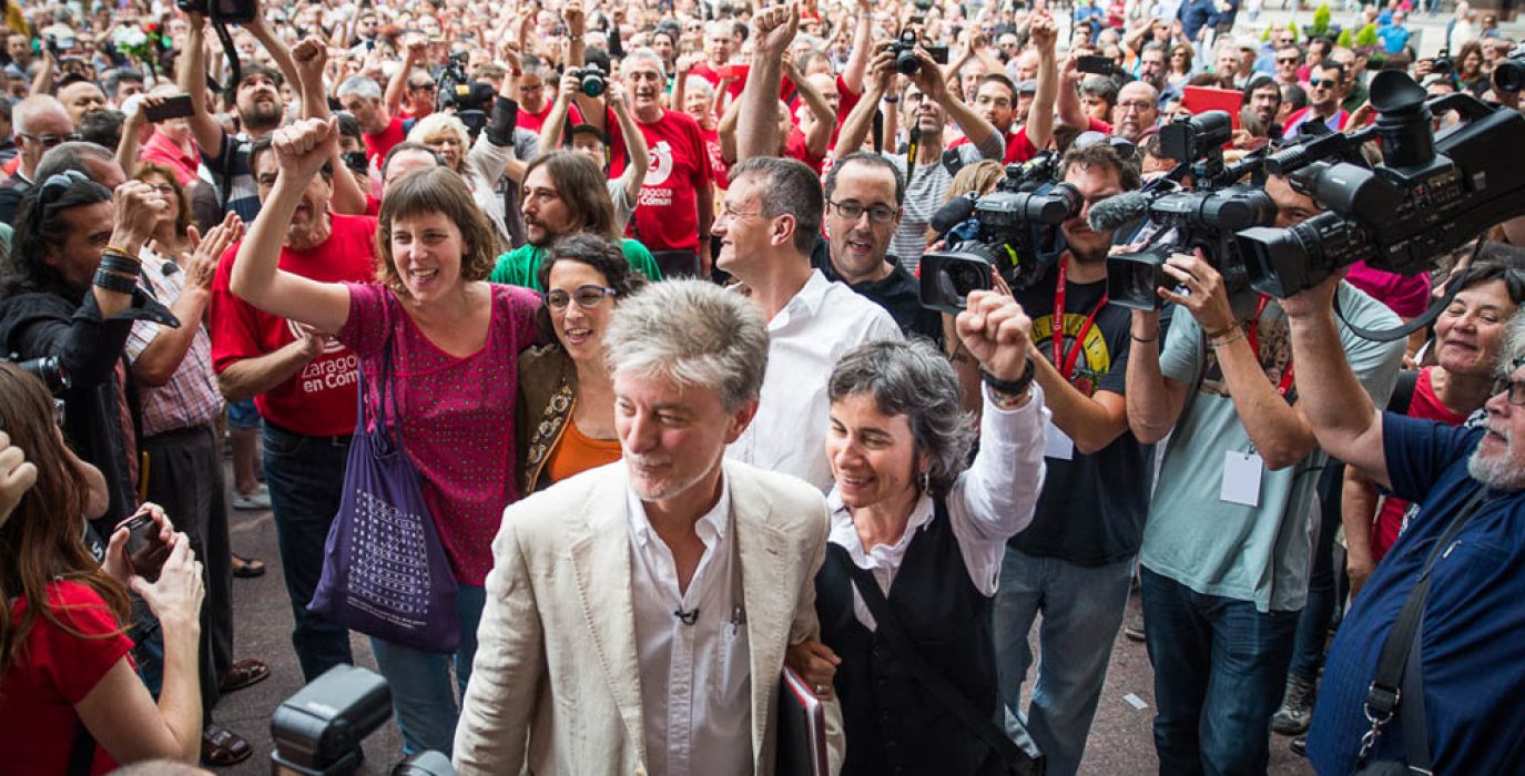 Pedro Santisteve, Luisa Broto y el resto de concejales y concejalas de Zaragoza en Común entrando al acto de investidura en 2015 | Foto: Pablo Ibáñez