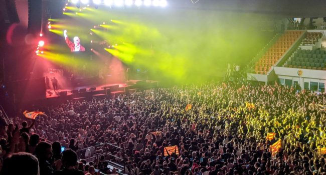 Miles de personas de todas las redoladas aragonesas volvieron a bailar al son de Ixo Rai en su concierto de regreso en Zaragoza. Foto: Iker G. Izagirre (AraInfo)
