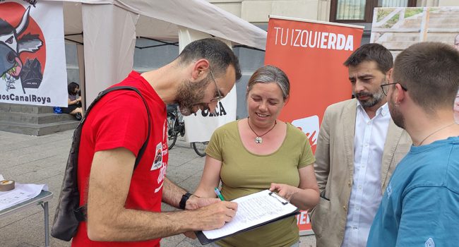 Representantes de Izquierda Unida y Zaragoza en Común en las mesas informativas de Plaza de España de Zaragoza | Foto: IU