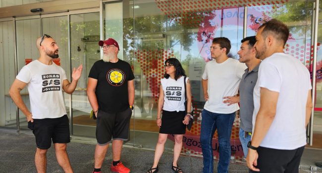Pueyo en La Azucarera junto a profesionales de las Zonas Jóvenes.