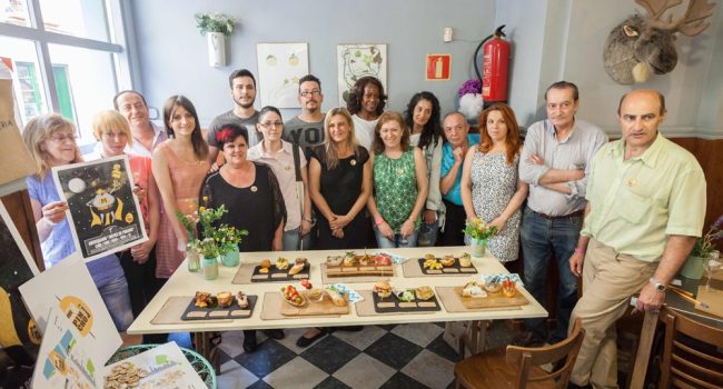 Representantes de los bares de la ruta junto a algunas de sus tapas. Foto: Juan Manzanara