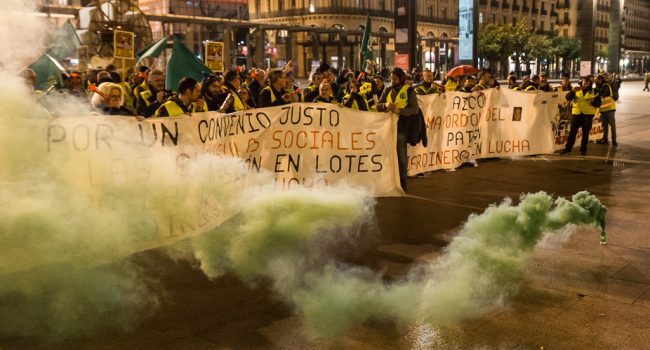 Protesta de la plantilla de Parques y Jardines frente al Ayuntamiento de Zaragoza. Foto: Pablo Ibáñez (AraInfo)