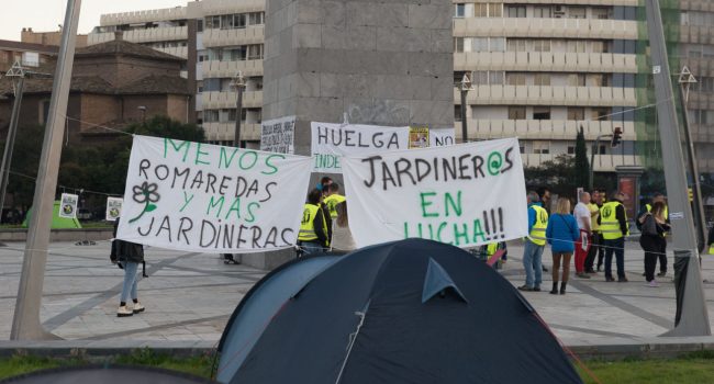 Acampada de las y los jardineros en la plaza Europa. Foto: Pablo Ibáñez (AraInfo)