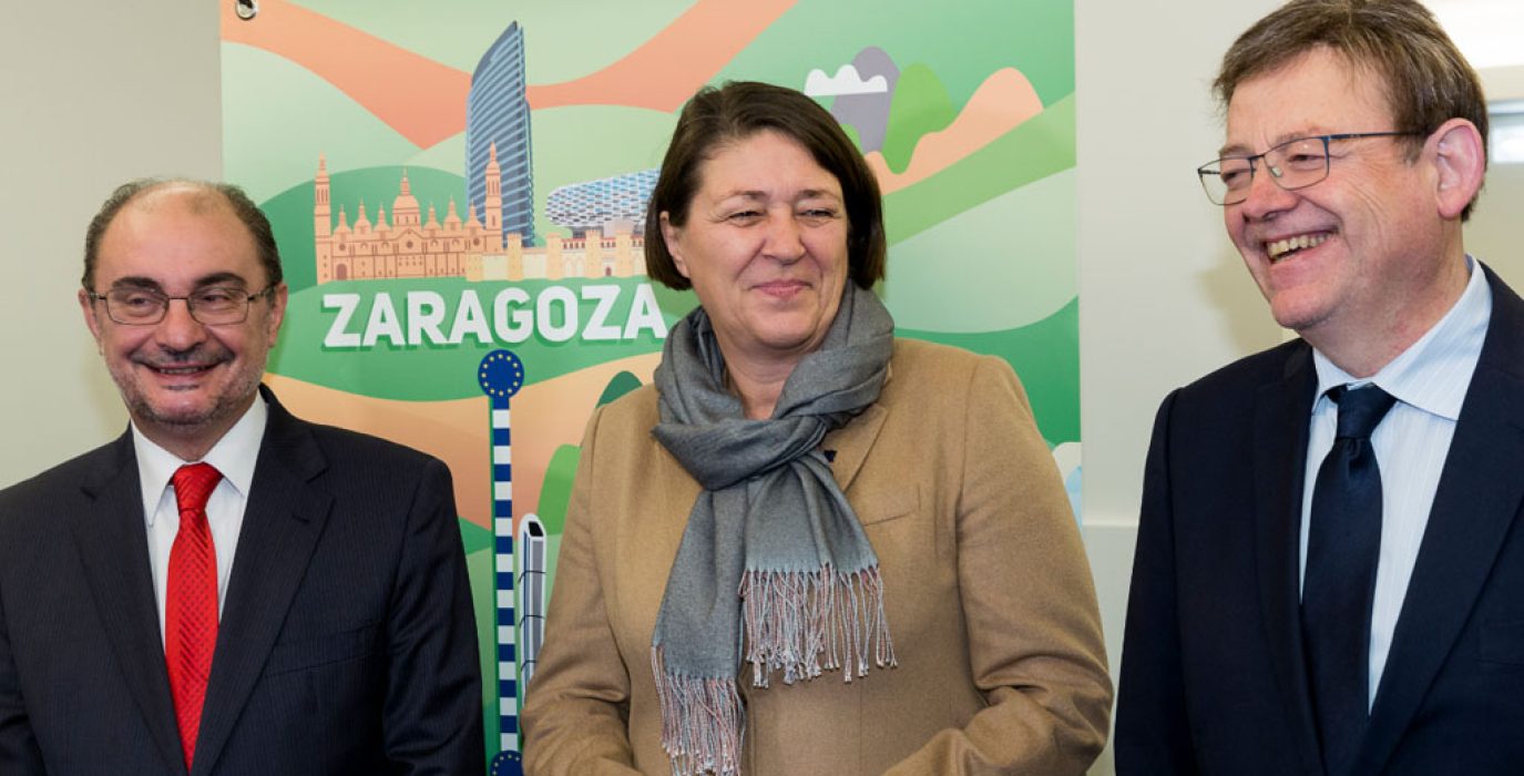 Javier Lambán y Ximo Puig, con Violeta Bulc, comisaria de transportes de la UE.