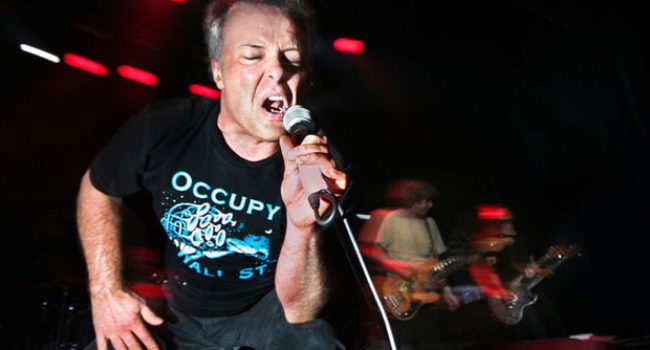 Jello Biafra es una de las voces de la banda.