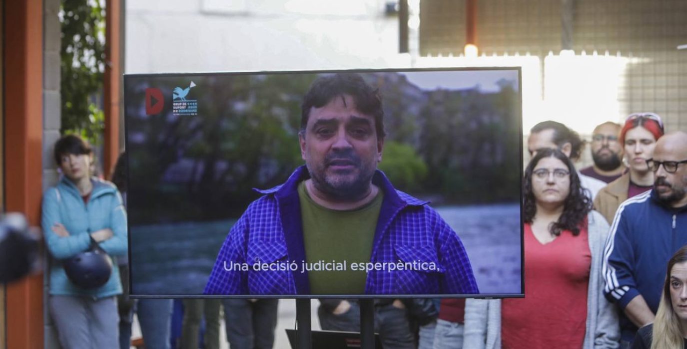 Organitzacions socials i periodistes mostren suport al periodista de la Directa
investigat a la causa del Tsunami Democràtic, Jesús Rodríguez | Foto: Victor Serri (Directa)