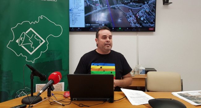 una persona en la rueda de prensa sobre la línea de alta tensión