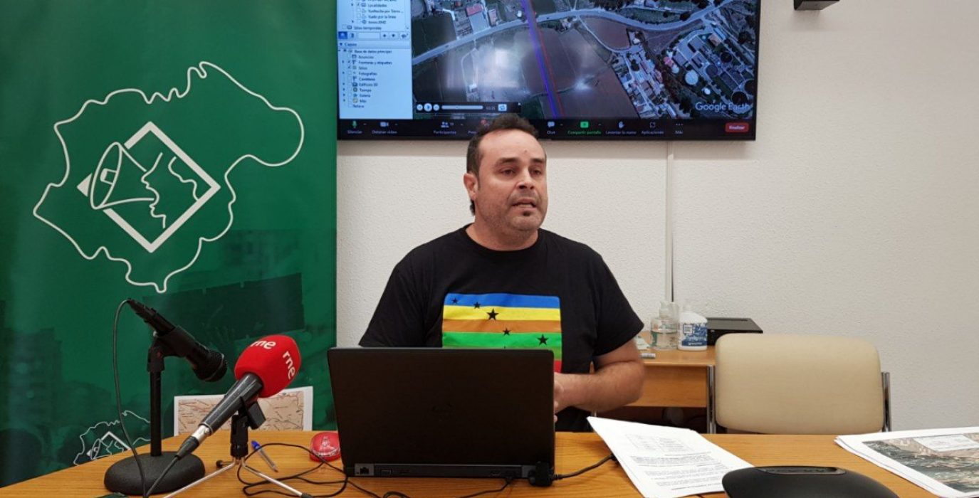 una persona en la rueda de prensa sobre la línea de alta tensión