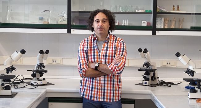 El profesor Jesús Arenas en el laboratorio.  Foto: Unizar