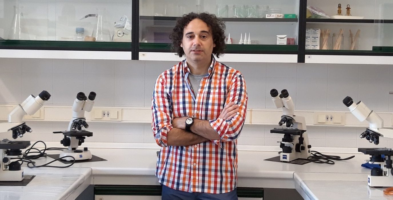 El profesor Jesús Arenas en el laboratorio.  Foto: Unizar