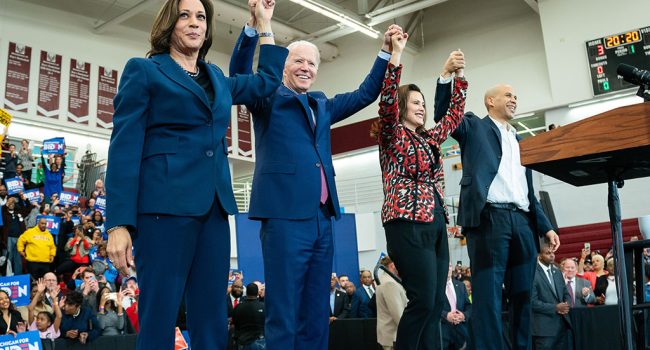 Biden, segundo por la izquierda, celebrando los resultados del martes. Foto: @JoeBiden