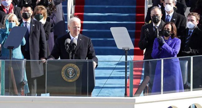 Joe Biden durante su discurso tras jurar el cargo, aplaudido por su vicepresidenta, Kamala Harris.