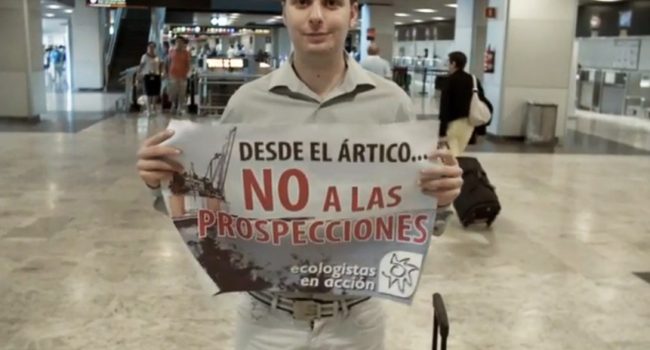 Jonathan Gómez Cantero con la pancarta de Ecologistas en Acción.