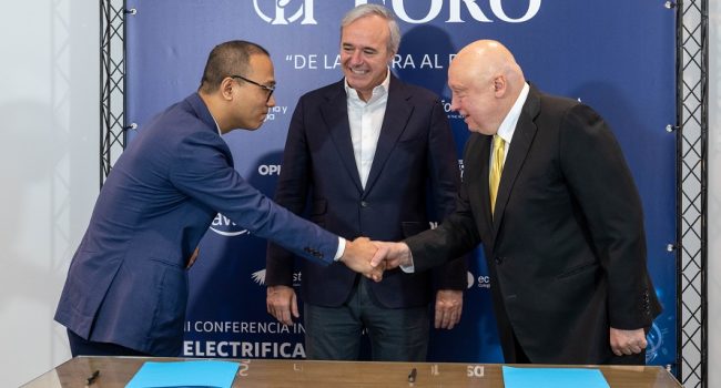 El presidente del Gobierno de Aragón, Jorge Azcón, ejerciendo de maestro de ceremonias en la firma del acuerdo entre el presidente de Forestalia, Fernando Samper, y el responsable de CGE Internacional, Cui Can, en mayo de 2024 | Foto: DGA / Fabián Simón