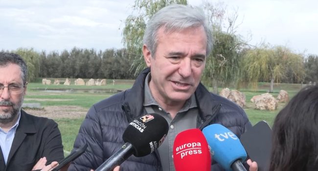 Declaraciones del presidente Azcón en L’Alfranca -Pastriz, Comarca Central-: “Mis hijos están estudiando fuera y estoy en trámite de sacarles billetes para que vengan a votar a Aragón. Yo creo que podrían votar por correo y es evidente que habrá gente que votará por correo, pero yo a mis hijos los voy a traer a votar a Zaragoza”.