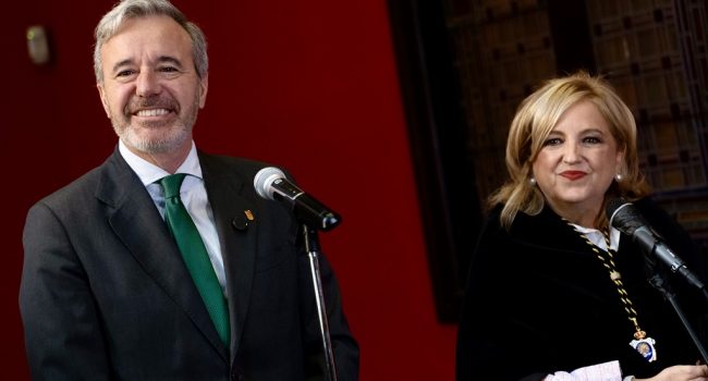 El presidente de Aragón con la coalición trumpista, Jorge Azcón, con la rectora de la Universidad de Zaragoza, Rosa Bolea, en la apertura del curso universitario 2025-26 | Foto: DGA / Fabián Simón