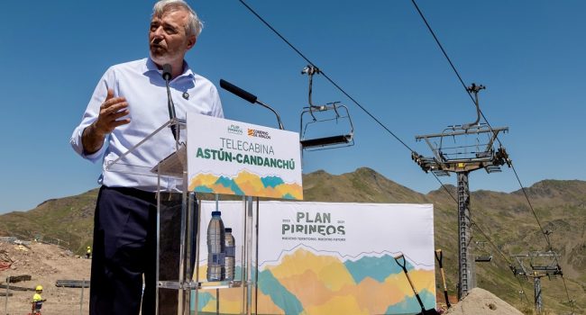 Jorge Azcón, presidente del país con la coalición trumpista PP-Vox, ‘colocando la primera piedra’ de la innecesaria telecabina | Foto: DGA / Fabián Simón