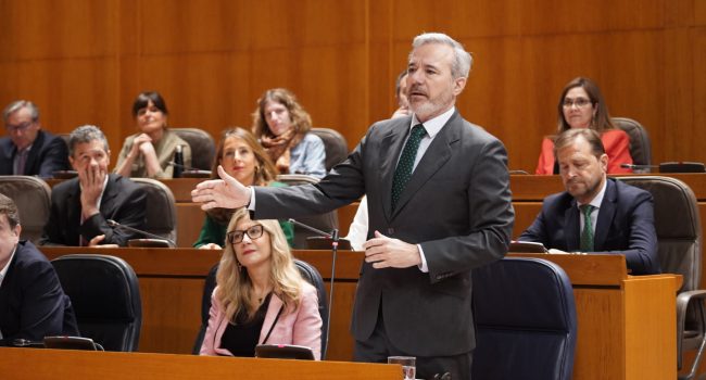 Jorge Azcón, presidente del Gobierno aragonés, durante una intervención en las Cortes | Foto: Cortes