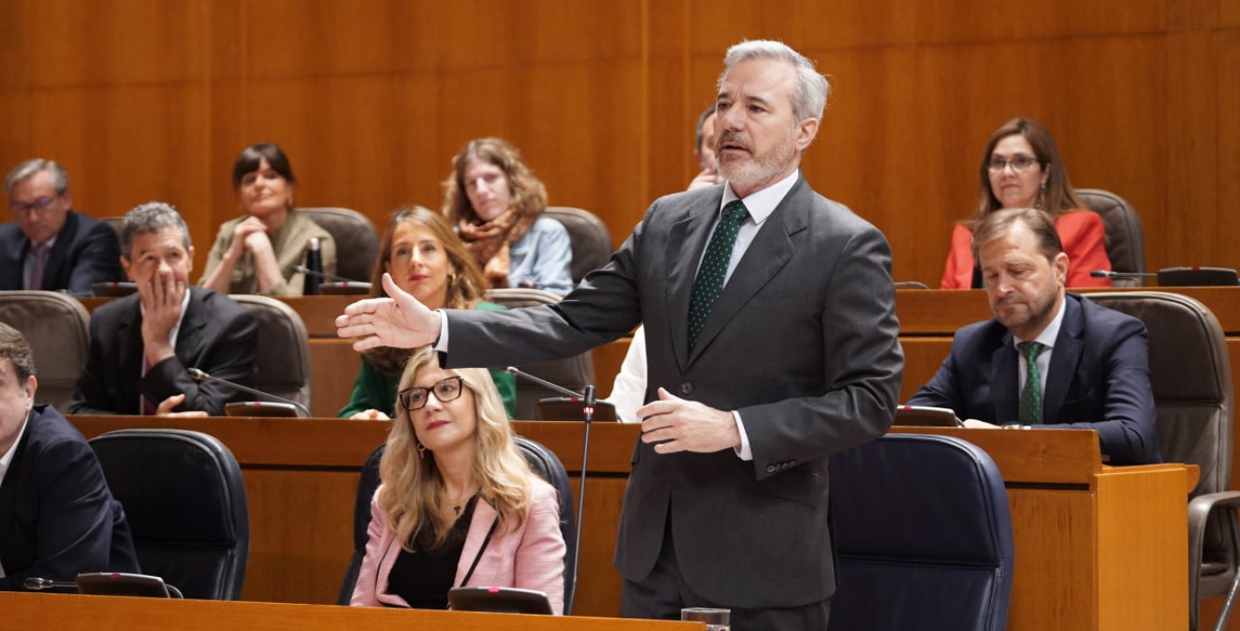 Jorge Azcón, presidente del Gobierno aragonés, durante una intervención en las Cortes | Foto: Cortes