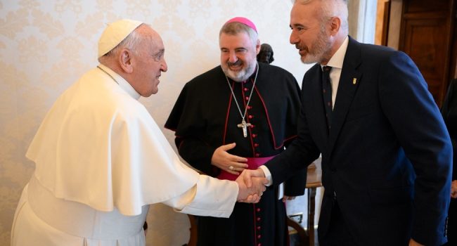 El presidente de Aragón, Jorge Azcón, en su reciente visita al Jefe de Estado del Vaticano, Jorge Bergoglio