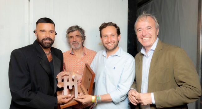 Tras trabajar duramente recortando la sanidad y educación públicas aragonesas, Jorge Azcón se toma un respiro y se divierte en el Pirineos Sur junto a Ricky Martin (sin perros, ni mermeladas, que se sepa)