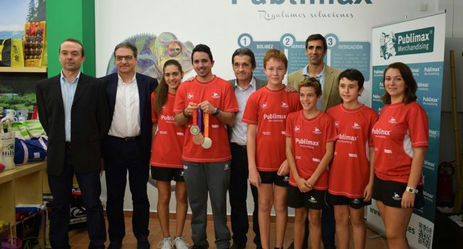 Jorge Cardona acompañado de las personalidades que acudieron al evento y de representantes del Club.
