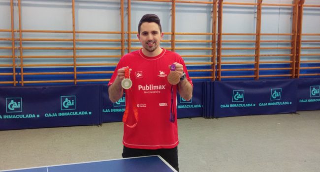 Jorge Cardona con sus dos medallas paralímpicas.
