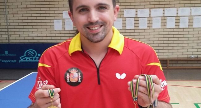 Jorge Cardona (Publimax CAI Santiago) con sus dos preseas del Open Internacional de Barcelona.
