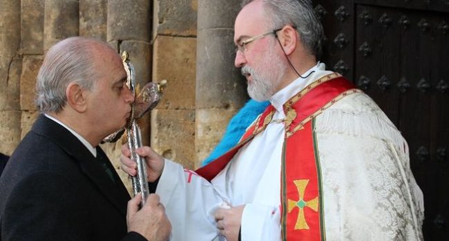 Jorge Fernández Díaz besando una cruz. Fuente: Ministerio del Interior.