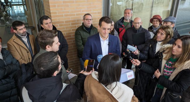 Jorge Pueyo, diputado de Sumar Aragón, atendiendo a los medios en Uesca | Foto: @SumarAragon