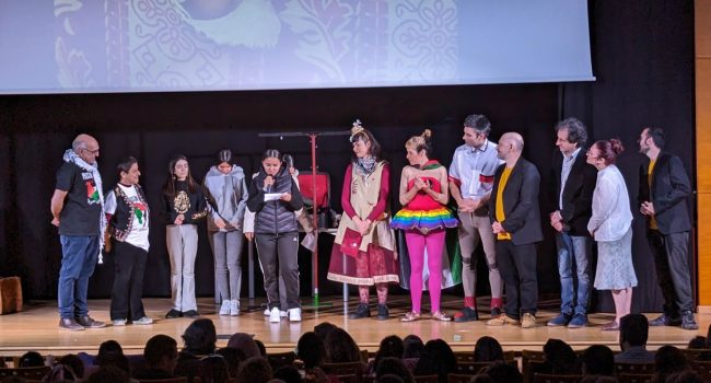 Artistas y peques participantes en la jornada por los derechos de la infancia en Palestina | Foto: Iker G. Izagirre (AraInfo)