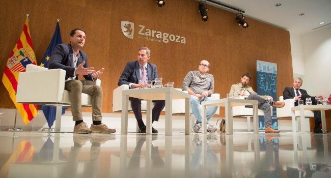 Participantes en la mesa de experiencias prácticas de gestión directa de los servicios públicos municipales. Foto: AZ
