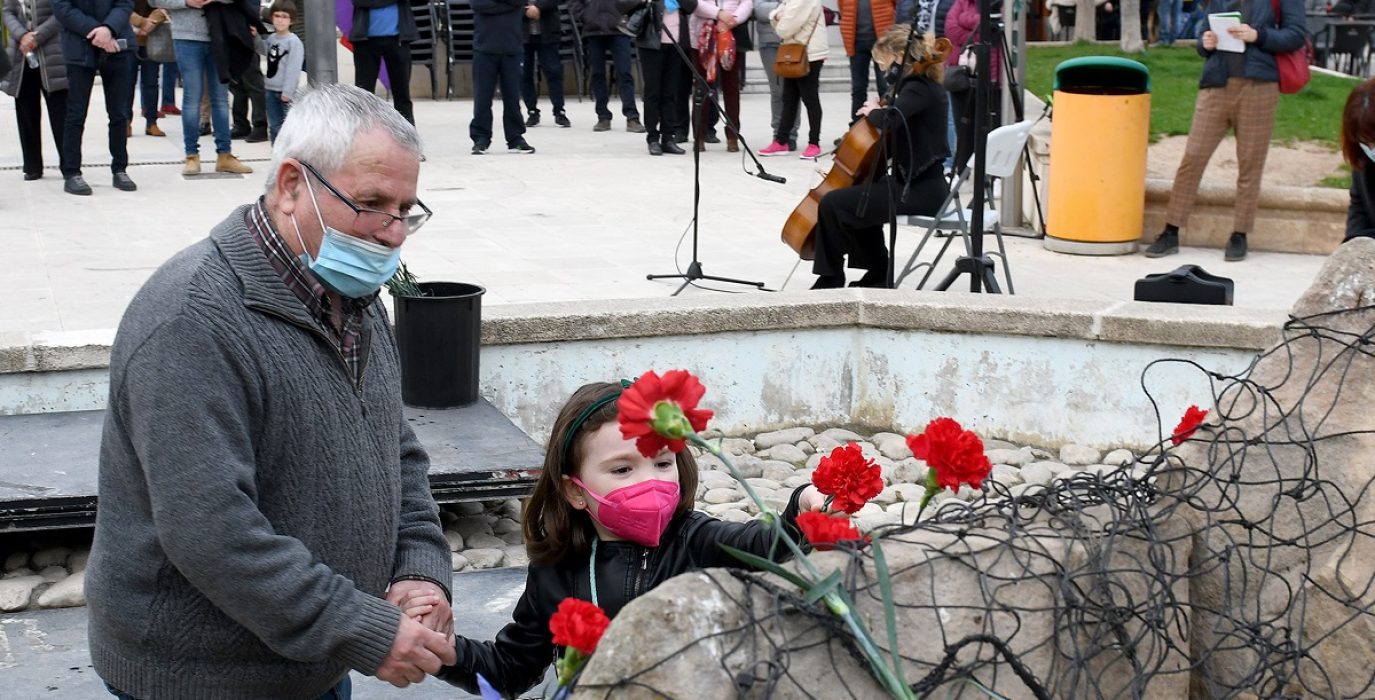 Un abuelo y su nieta, en el homenaje a las víctimas del bombardeo de Alcanyiz, en un acto en 2021 | Foto: Josep Puche Giner