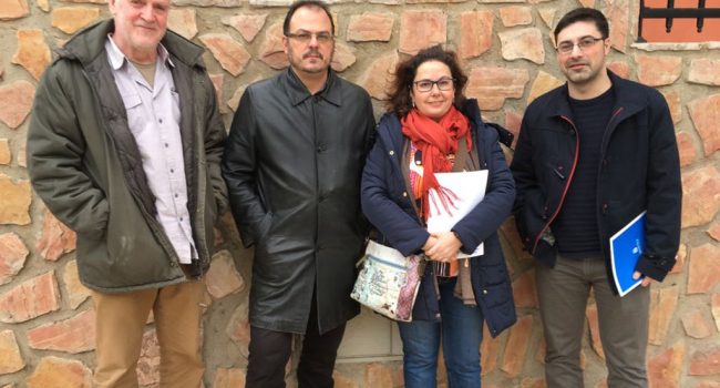 José Antonio Benavente (concejal en Alcanyiz), Víctor Guiu (concejal en Híjar), Anabel Gimeno (diputada) y Aitor Clemente (alcalde de Aguaviva), tras la asamblea celebrada en Foz de la Viella.