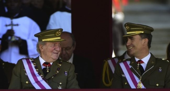 Juan Carlos y Felipe de Borbón en una ceremonia militar en 2014. Foto: Pierre-Philippe Marcou
