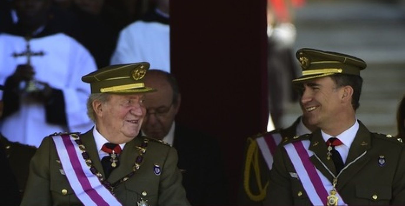 Juan Carlos y Felipe de Borbón en una ceremonia militar en 2014. Foto: Pierre-Philippe Marcou