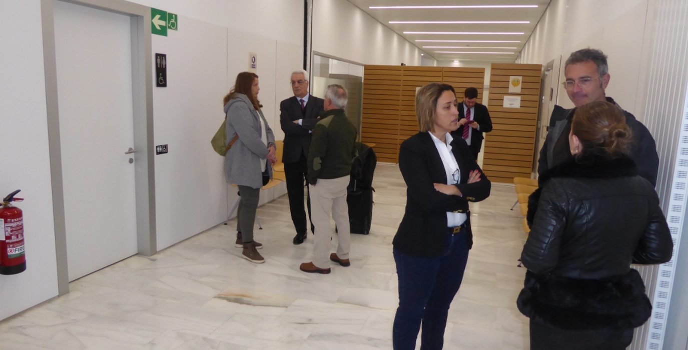La abogada de Teruel Existe, Dorinda Aventín, junto al concejal de Teruel Existe, Joaquín Gargallo, a la derecha de la imagen, durante el juicio.