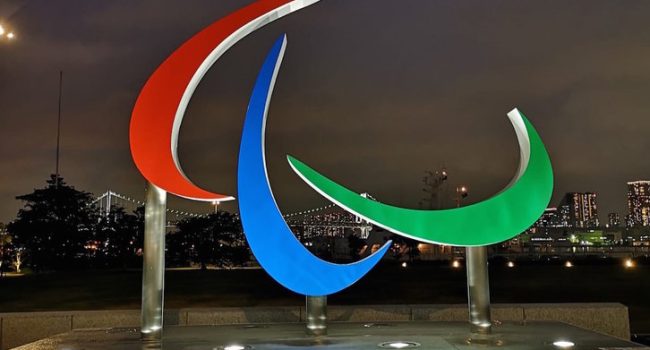 El emblema de los tres ágitos de los Juegos Paralímpicos se exhibe en la bahía de Tokio. Foto: @Paralympics