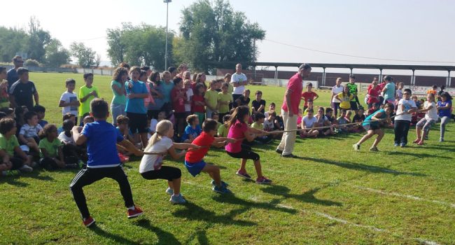 Un grupo de niños y niñas juegan a estirar de una cuerda dentro de una jornada de juegos tradicionales en el baix cinca